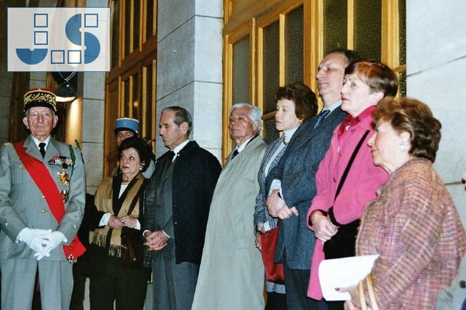 De gauche à droite : Mme Anne Brossolette da Silva Branco, M. Claude Pierre-Brossolette, M. Colin du Bocage (président des anciens du 2e Choc), Mme Pierre-Brossolette, M. Payen (proviseur adjoint), Mme Cluzel, Mme Dora (présidente de Ciné-Histoire)