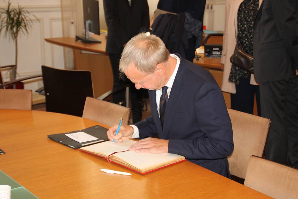 5- Monsieur l'Ambassadeur signe le livre d'or du lycée