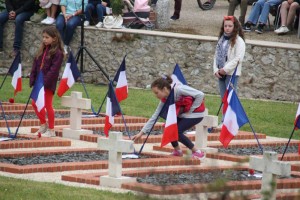  7-les élèves déposant les oeillets du souvenir 