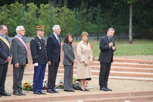  11- les autorités devant le monument 