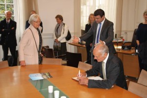  9a- signature du livre d