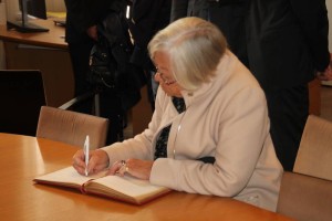  8- signature par A. Hutchings 