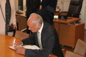  9- signature du livre d