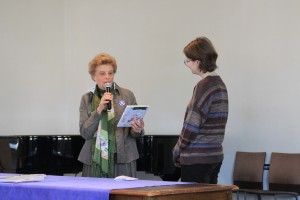  3- la presidente remet le premier prix a? Lisa Tollis.JPG 