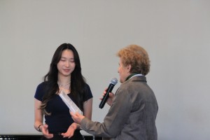  4- la pre?sidente remet le prix a? He?le?ne Wu.JPG 