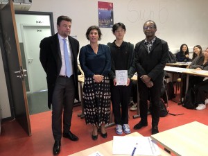  8- Ludovic Chen laure?at avec le proviseur, Claire Gaussot CPE et son professeur principal 