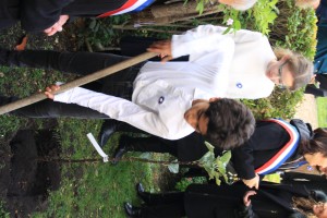  7c-plantation du pommier de soeur Louise.JPG 