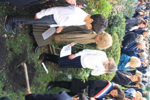  7e-plantation du pommier de soeur Louise.JPG 