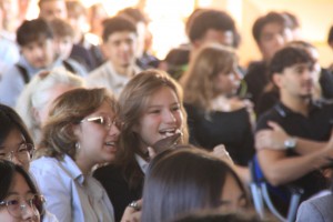  8- Antoni Moszinski écoute au téléphone son attribution du prix des Jansoniens 