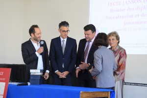  13- L. Decaux remet à Mme Aubert le 1er prix pour son fils Nicolas 