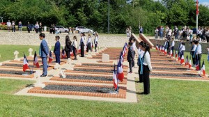  4- les élèves fleurissent les tombes à l